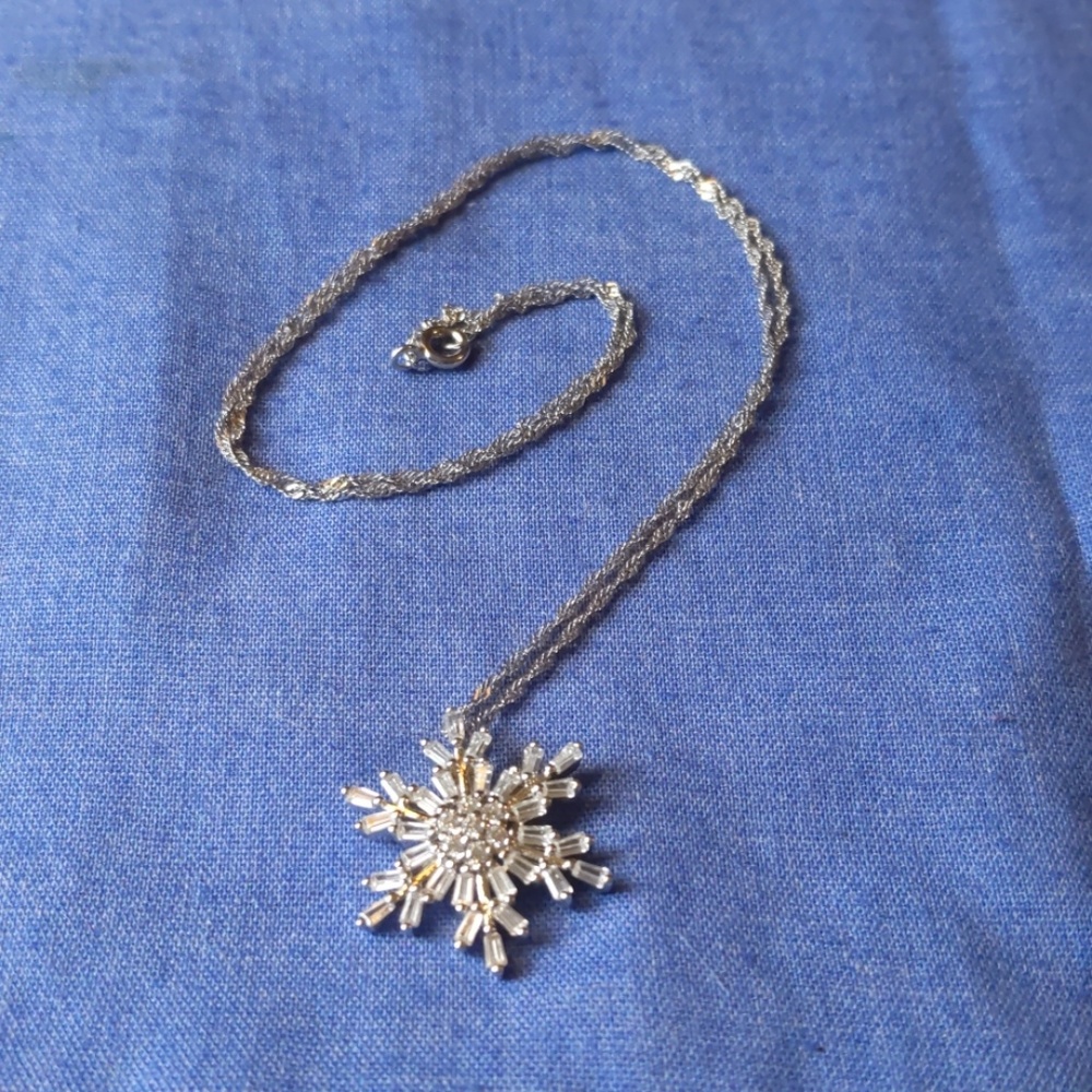 Avon Snowflake pendant Sterling Silver necklace